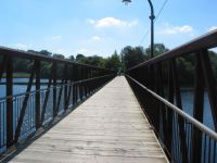 Footbridge to Londong St looking west mid way.jpg